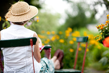 Seniorin im sommerlichen Garten