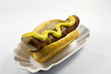 Bratwurst mit Brötchen und Senf