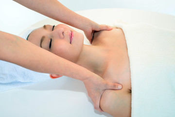 マッサージを受けリラックスする女性