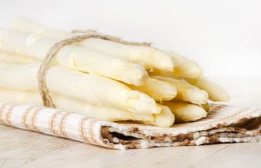 Fototapeta na wymiar white asparagus on wooden table