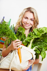 Frau mit Gemüse-Einkauf