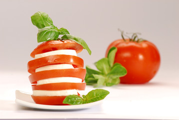 pomidory z mozzarellą i bazylią