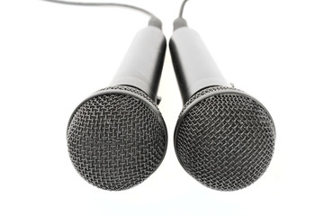 Zwei Mikrofone auf dem weißen Hintergrund 1
