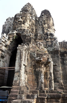 bayan face Angkor Wat