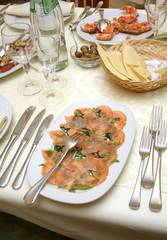 vassoio di salmone e rucola al ricevimento