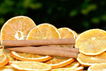 Foto op Plexiglas Plakjes fruit Sinaasappels met kaneel