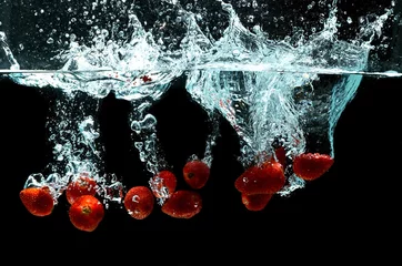 Crédence de cuisine en verre imprimé Éclaboussures deau Fraise Fruit Splash sur l& 39 eau