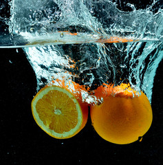 Obraz premium Pomarańczowy owoc Splash na wodzie