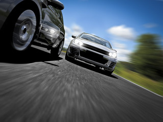 Zwei Autos fahren über die Straße und verfolgen sich 