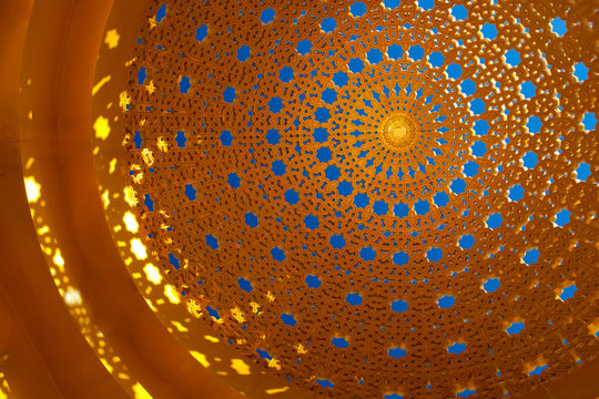 Golden circle ceiling