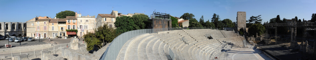 Fototapeta na wymiar Teatro antico romano di Arles in provenza francese
