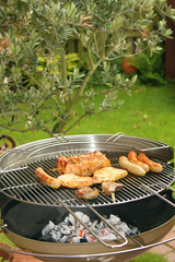 Holzkohlegrill mit Grillgut