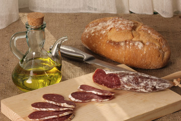 aceite de oliva, pan, embutido rusticos