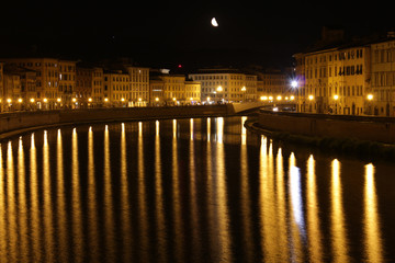 Entlang des Arno bei Nacht in Pisa /Toskana