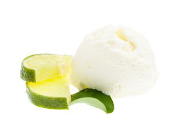 Limetteneis von vorne mit Limette