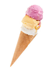 Tüteneis mit 3 Kugeln diagonal auf weiß