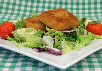 Käse gebacken mit Salat