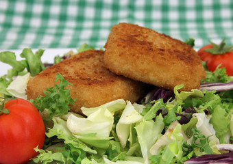 Käse gebacken mit Salat
