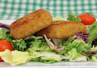 Käse gebacken mit Salat