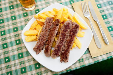Piatto di salsiccia con patate