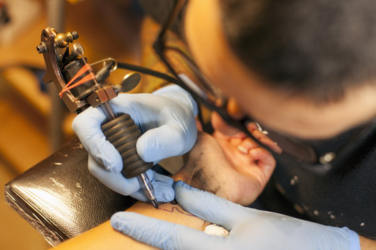 tatuador trabajando
