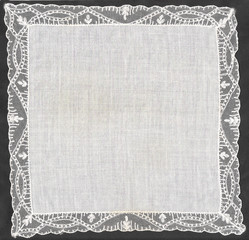 Mouchoir ancien avec dentelle.