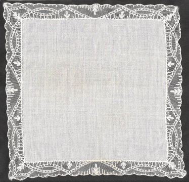Mouchoir ancien avec dentelle.