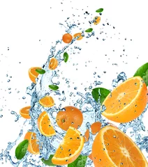 Fotobehang Opspattend water Verse sinaasappelen in water splash op witte achtergrond.