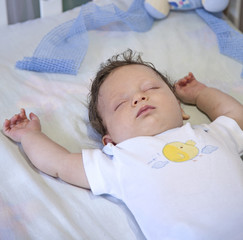 Bimbo che dorme beatamente nella sua culla
