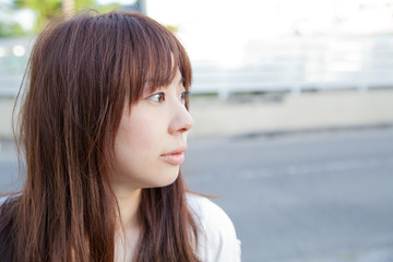 遠くを見る女性