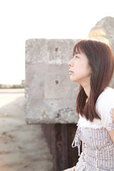 遠くを見る女性