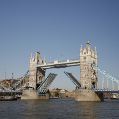 Fototapeta na wymiar Tower Bridge, zniesione.