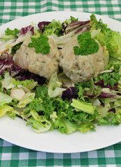 Almknödel mit Salat