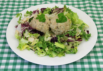 Almknödel mit Salat