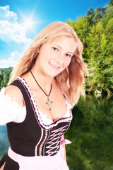 Fesches Madl im Dirndl mit eingefügtem Hintergrund
