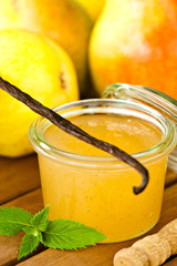 selbstgemachte konfitüre aus birnen mit vanille, pfefferminze