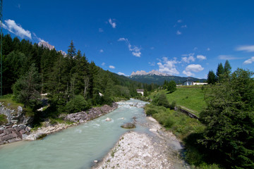 Fototapeta na wymiar Boite torrent i Dolomity