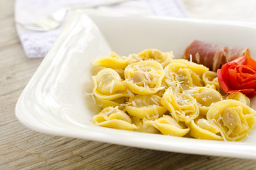 Tortellini ripieni al prosciutto