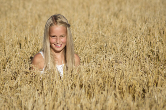 Hübsches blondes Mädchen im Getreide