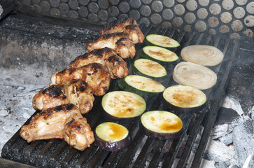 куриные крылья и овощи