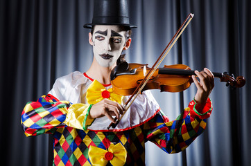 Clown playing on the violin
