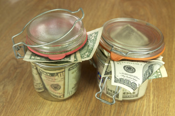доллары в стеклянных банках