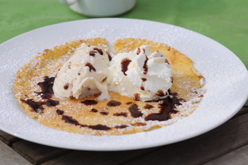 Palatschinken mit Eis