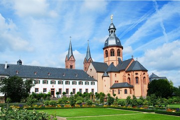 Fototapeta na wymiar Bazylika i benedyktynów Seligenstadt