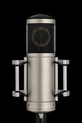 Elegantes Studiomikrofon auf schwarz