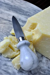 Formaggio grana su tagliere in marmo
