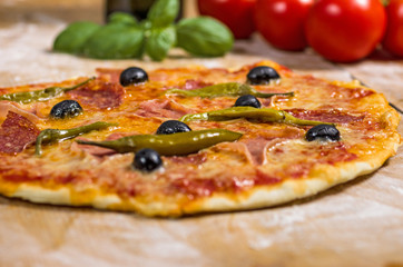 Pizza auf Holztisch