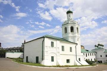Fototapeta na wymiar Старинная православная церковь белого цвета