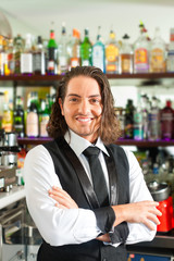 Barista oder Barkeeper hinter der Theke