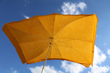 gelber Sonnenschirm